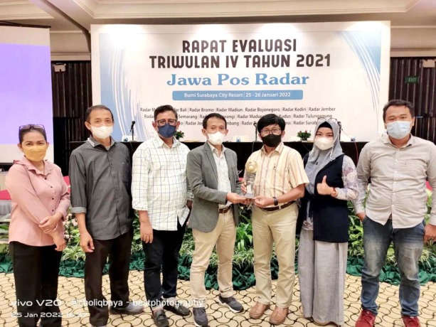 PRESTASI: Direktur Utama Jawa Pos Radar (JPR) Leak Kustiya (tengah) menyerahkan  trofi kepada Direktur Jawa Pos Radar Jember Abdul Choliq Baya (tiga dari kanan) didampingi jajaran direksi JPR dan manajemen Jawa Pos Radar Jember.