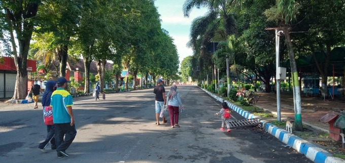 SEPI: Salah seorang masyarakat ketika berolahraga di sekitar alun-alun RBA Ki Ronggo. Mulai kemarin (20/2) semua kegiatan di tempat tersebut dihentikan sementara. Jalan menuju tempat itu juga dialihkan selama beberapa jam.
