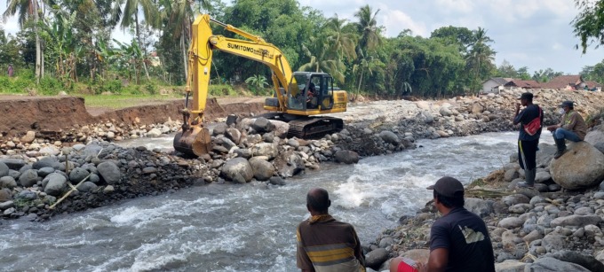 DIKERUK: Alat berat milik DPUSDA Provinsi Jawa Timur menormalisasi sungai Petung, di Desa Badean, Kecamatan Bangsalsari.
