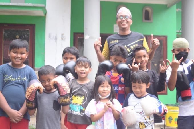LATIHAN: Satria Antasena ketika membimbing anak-anak berlatih tinju di Fair Course, kompleks Perumahan Tegal Besar.