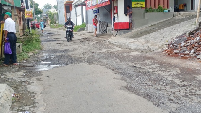 DIKELUHKAN: Jalan Semeru di Kelurahan/Kecamatan Sumbersari rusak sudah cukup lama, namun belum ada perbaikan hingga kemarin.