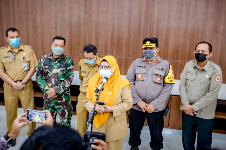 PATUHI PROKES: Kepala Dinas Kesehatan (Dinkes) Kabupaten Jember dr Lilik Lailiyah menjelaskan kenaikan Covid-19 yang perlu diwaspadai semua pihak.