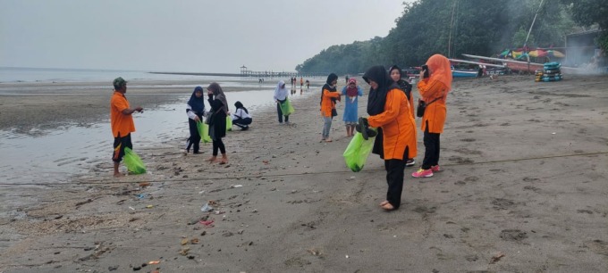 INSPIRATIF: Guru SMPN 1 Balung memunguti sampah laut di Pantai Pasir Putih, Kecamatan Bungatan, Kabupaten Situbondo.