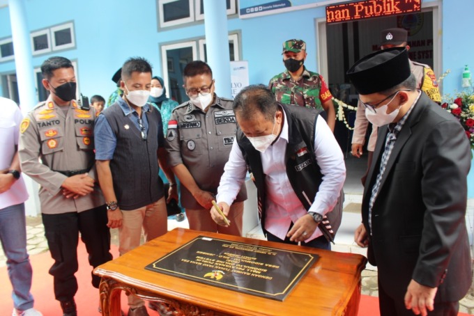 RESMI DILUNCURKAN: Bupati Jember Hendy Siswanto menandatangani prasasti dalam peresmian Aplikasi Sipadu dengan didampingi Kades Sidomulyo Kamiludin yang akrab disapa Mas Kades. Dalam kesempatan itu, bupati juga melihat cara kerja aplikasi dan mengajak war
