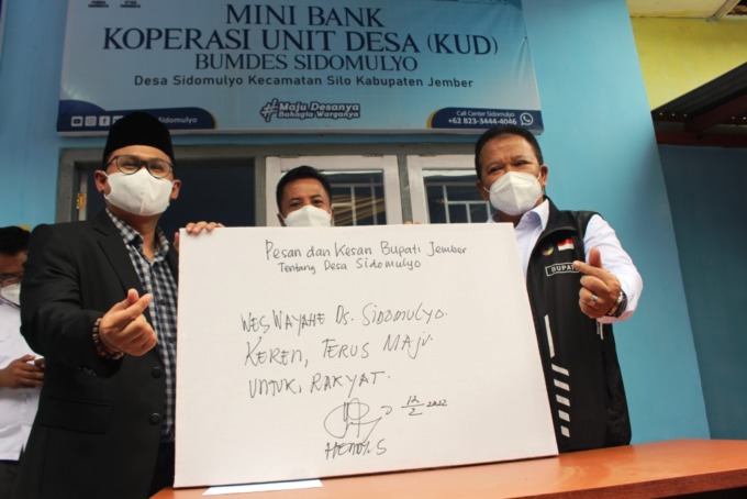 DESA INOVATIF: Kepala Desa Sidomulyo Kamiludin (kiri), Camat Silo Winardi (tengah), dan Bupati Jember Hendy Siswanto, seusai meresmikan inovasi layanan desa berbasis digital dan mall pelayanan publik di Kantor Desa Sidomulyo.
