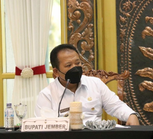 BANGKITKAN PARIWISATA: Bupati Jember Hendy Siswanto menyampaikan rencana perbaikan akses menuju kawasan Pantai Bandealit kepada Kepala Taman Nasional Meru Betiri Maman Suherman serta sejumlah pejabat di Pendapa Wahyawibawagraha, kemarin (9/2).