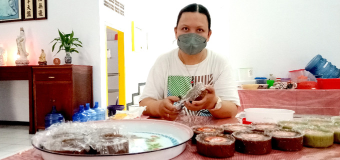 SPESIAL: Feni Suryaningsih, jamaah Vihara Jagatnata Maitreya, Kaliwates, membuat kue keranjang berbahan tepung ketan. Kue ini biasa disajikan saat peringatan Tahun Baru Imlek.