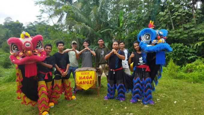 PELIHARA KESENIAN TIONGHOA: Rosi Saputra (kiri, pegang barongsai merah) berfoto bersama anggota Barongsai Naga Langit yang base camp-nya berada di Bintoro, Patrang.