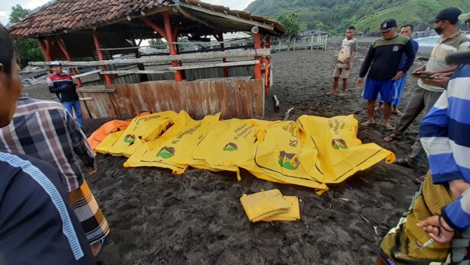 PROSES IDENTIFIKASI: Beberapa kantong jenazah korban yang terseret ombak Pantai Payangan. Jika sebelumnya dua korban, kabar terbaru sudah ada 10 orang yang ditemukan dalam kondisi meninggal.