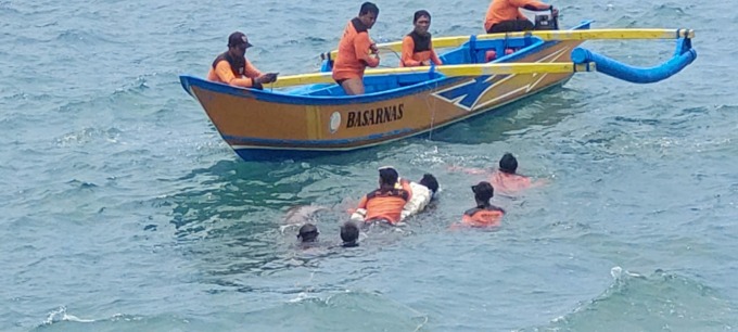 PENCARIAN TUNTAS: Tim Sar Rimba Laut saat mengangkat jenazah Syaiful, korban terakhir ritual maut di Pantai Payangan, Kecamatan Ambulu.