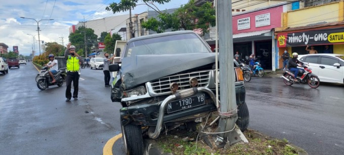 RUSAK PARAH: Mobil Isuzu N 1790 YE yang disopiri Wahyudi, 25, warga Kecamatan Sumberbaru, rusak di bagian depan setelah menabrak tiang PJU di Jalan Hayam Wuruk, Kaliwates, Kamis (17/2).
