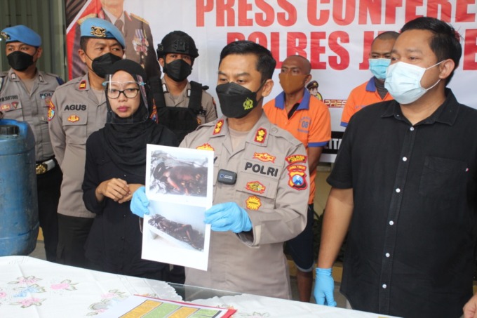 RAJA TEGA: Polres Jember menggelar pers rilis tertangkapnya dua pembunuh mahasiswa Unej 2013 silam. Keduanya tertangkap di Bali setelah sembilan tahun buron.