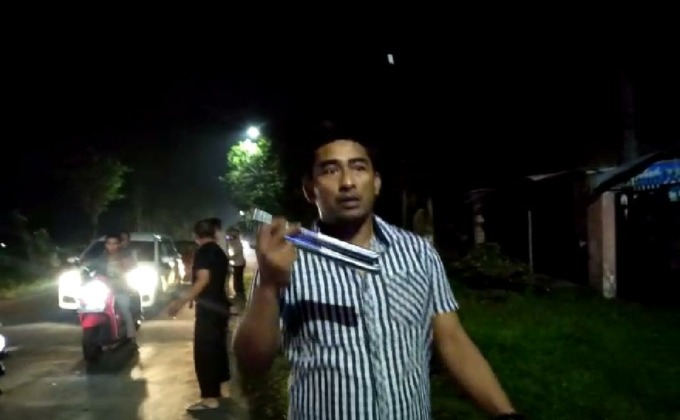 SENJATA TUMPUL: Kapolsek Balung AKP Sunarto ketika mengamankan ruyung yang dipakai pelaku untuk menyerang anggota polisi.