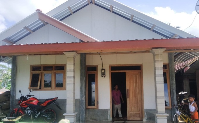 VERIKASI AKHIR: Sejumlah tim teknis ketika mendatang salah satu rumah korban terdampak gempa di Desa Kaliuling Kecamatan Tempursari,  kemarin.