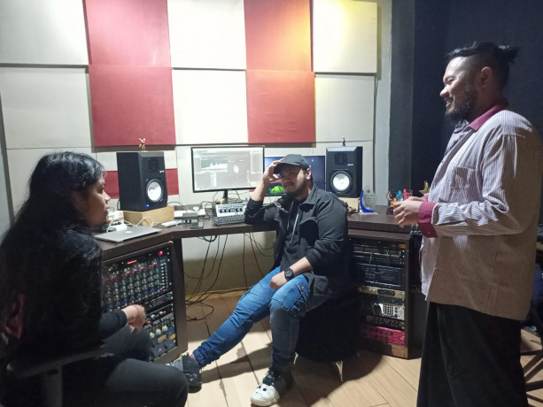 MERAWAT KREATIVITAS: Sejumlah kru dan tim kreatif Wakajzee kala menggarap sebuah project di dapur rekaman mereka, Kelurahan Slawu, kemarin.