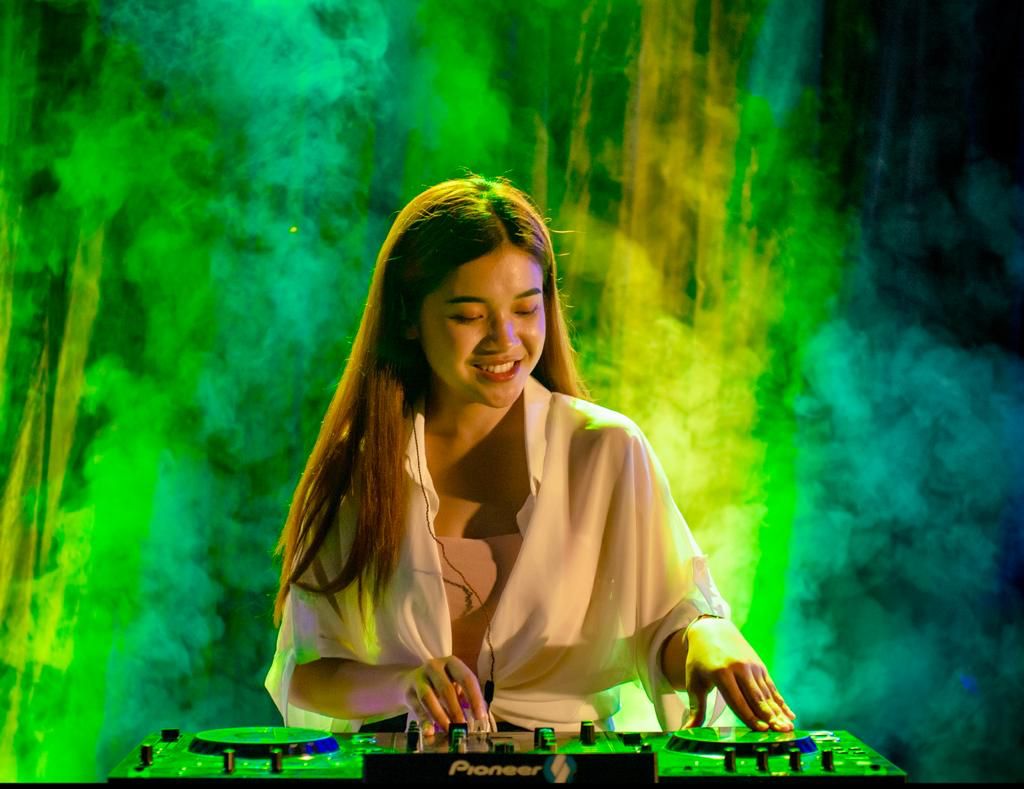 BERMAIN MUSIK DJ: Verrel Vania saat perform di Taman Botani Sukorambi, belum lama ini.