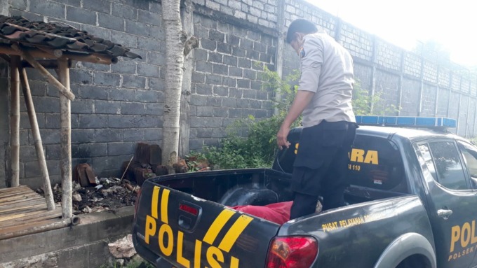 DIEVAKUASI: Jasad Sudarno, warga Desa Paleran, Kecamatan Umbulsari, dievakuasi petugas Polsek Puger, kemarin.