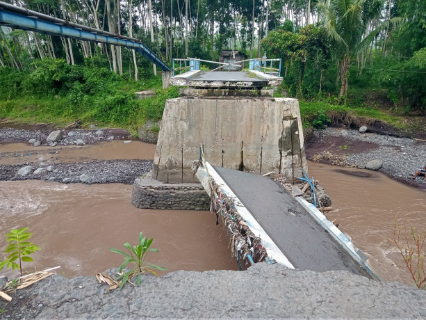 TERPUTUS: Kondisi jembatan penghubung Desa Gesang Kecamatan Tempeh dengan Desa Sememu Kecamatan Pasirian yang terputus ini sudah melewati setahun.