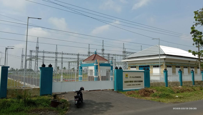 TETAP DIRAWAT: Tower SUTT di Desa Biting, Kecamatan Arjasal, rencananya akan dioperasikan tahun 2025 mendatang.