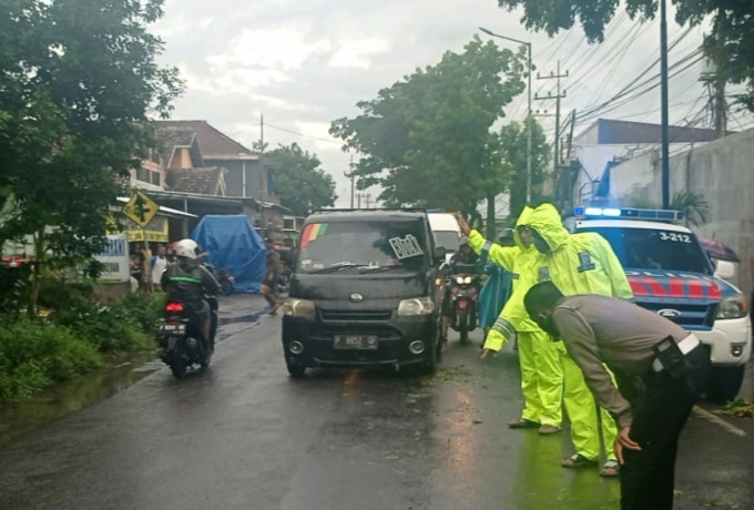 OLAH TKP: Anggota Unit Lakalantas Polres Jember melakukan penyelidikan di tempat korban tertabrak mobil di Desa Wirowongso.