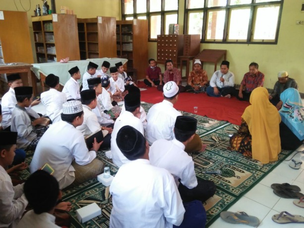 NGAJI BERSAMA: Keluarga besar SMP Negeri 3 Bangsalsari menggelar doa dan mengaji bersama dalam rangka Isra Mikraj.