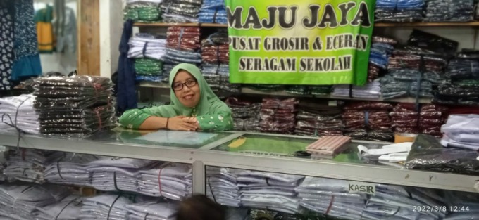 INSPIRATIF: Umi Hanik, pemilik toko di Pasar Tanjung, menjual seragam sekolah mulai dari eceran hingga pesanan.
