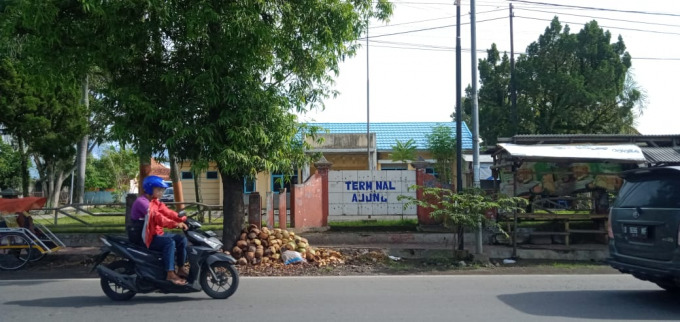 TAK BEROPERASI: Terminal Ajung terlihat sepi dan tidak ada kegiatan operasional angkutan kota.