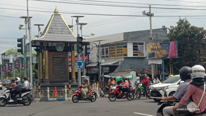 TANPA LAMPU MERAH: Pengendara di Bundaran Mastrip harus berhati-hati agar tidak terjadi kecelakaan.