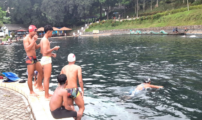 TAK MAKSIMAL: Sesi latihan atlet selam Kabupaten Lumajang di kolam renang Selokambang, Desa Purwosono, Kecamatan Sumbersuko, kemarin. Sebab, kolam renang Veteran masih dalam proses perbaikan.