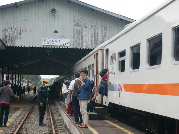 Sejumlah penumpang kereta api saat di Stasiun Klakah