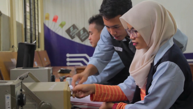 PRAKTIK: Salah satu kegiatan mahasiswa Fakultas Teknik Universitas Jember.