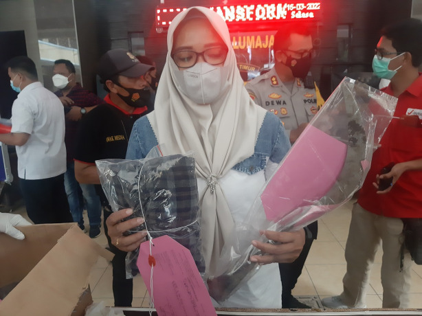 TERTANGKAP: Polisi menunjukkan barang bukti pelaku penyabet suporter Persebaya yang ditangkap petugas Kepolisian Lumajang di rumah saudaranya, Madura.