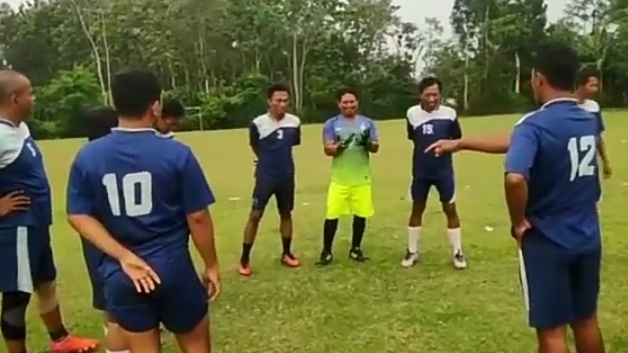 KEMBALI BERKUMPUL: Pesepak bola senior mulai berlatih di Lapangan Klampis Ireng, Desa Mlokorejo, Puger. 