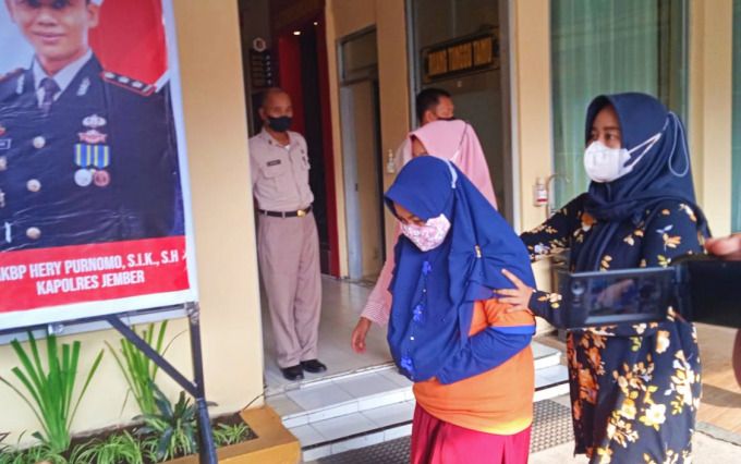 MENYESAL: Tersangka pembuang bayi ketika dibawa Satreskrim Polres Jember saat press conference di Mapolres Jember, kemarin (30/3)