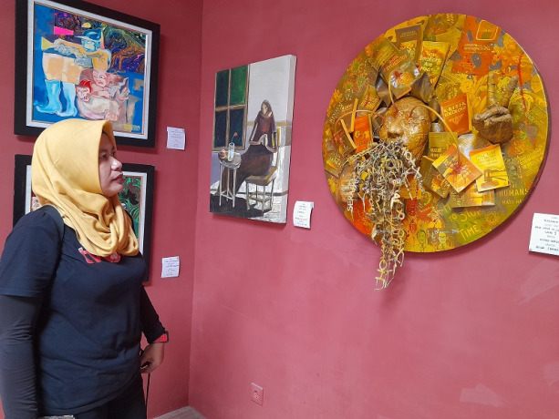 ESTETIS: Salah seorang pengunjung ketika melihat salah satu karya yang dipajang dalam pameran seni rupa bertema Kento