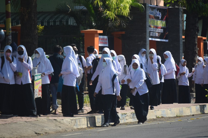 ILUSTRASI: Sejumlah siswa ketika pulang dari sekolahnya. Gambar diambil dari sekolah di wilayah kota, ketika dilakukan pembelajaran tatap muka terbatas.
