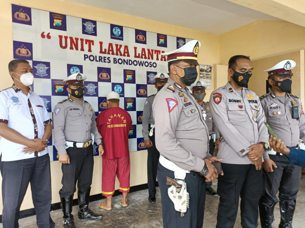 DITETAPKAN TERSANGKA: Polres Bondowoso menetapkan sopir mobil pikap yang mengalami kecelakaan tunggal di Jalan Raya Ijen, beberapa hari lalu, dengan status tersangka. Sang sopir diduga lelah dan mengantuk saat mengangkut 27 orang.