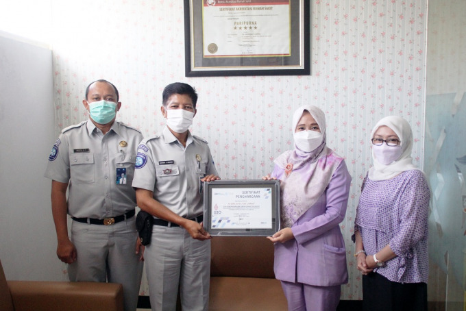 KERJA SAMA: Direktur RS Bina Sehat Jember menerima penghargaan dari PT Jasa Raharja.