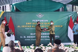 CENDERAMATA: Ustad Himyar Ali Bahanan selaku Pimpinan PC Al-Irsyad Al-Islamiyyah Jember sedang serah terima vandel kepada Bupati Jember.