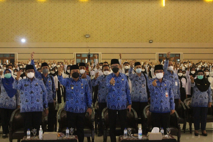 RESMI: Bupati Jember Hendy Siswanto saat berfoto bersama para ASN baru Pemkab Jember, kemarin (17/3), di Gedung Serbaguna. Dalam acara tersebut, bupati juga meresmikan J-Silakon.