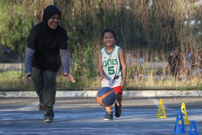 BERLATIH: Klub Children Basketball yang fokus pada pemain usia dini berlatih di lapangan serbaguna, Kaliwates, Kamis(17/3).   