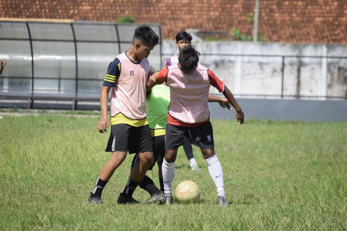 BERLATIH BOLA : Pesepak bola belia Bondowoso ketika berlatih rutin di Stadion Magenda. 