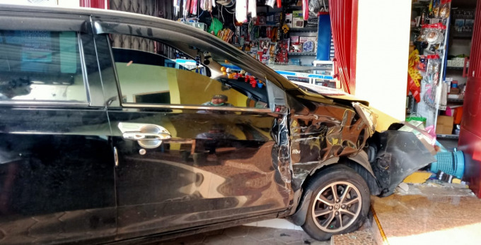 RINGSEK: Toyota Calya yang dikemudikan oleh Sofyan, menabrak toko listrik di Jalan Srikoyo, Patrang, Minggu (27/3) pagi.