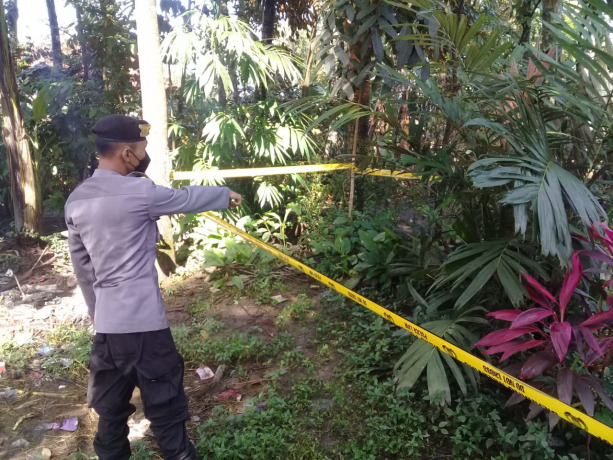 TERUNGKAP: Anggota Polsek Sumberbaru ketika melakukan olah TKP di lokasi penemuan bayi.