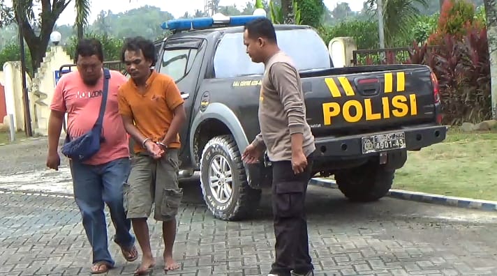 TERTANGKAP TANGAN: Polisi membawa pelaku curanmor yang tertangkap massa di Pasar Krempyeng Desa Sidomekar, Kecamatan Semboro.