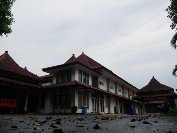 JADI POSKO: Kondisi gedung Soedjono yang rencananya dialihfungsikan menjadi gedung kesenian kini justru digunakan sebagai posko bantuan erupsi Gunung Semeru. Rencananya dalam waktu dekat bakal diwujudkan jadi gedung kesenian.