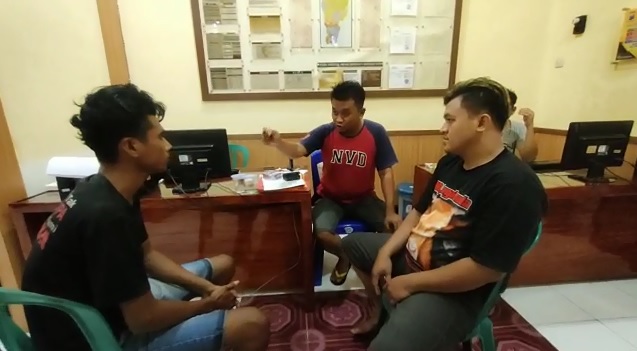 PEMERIKSAAN INTENSIF: Penyidik Polsek Sumberbaru meminta keterangan dari dua tersangka. Keduanya disangka mengedarkan sabu di wilayah hukum Polsek Sumberbaru.