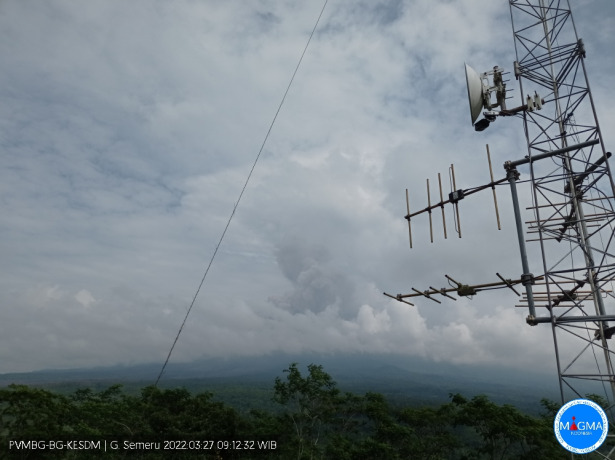 LUNCURKAN APG: Kondisi Gunung Semeru yang kembali mengeluarkan Awan panas guguran (APG), kemarin pagi. Jarak luncur APG kali ini sejauh 4 kilometer ke arah tenggara.