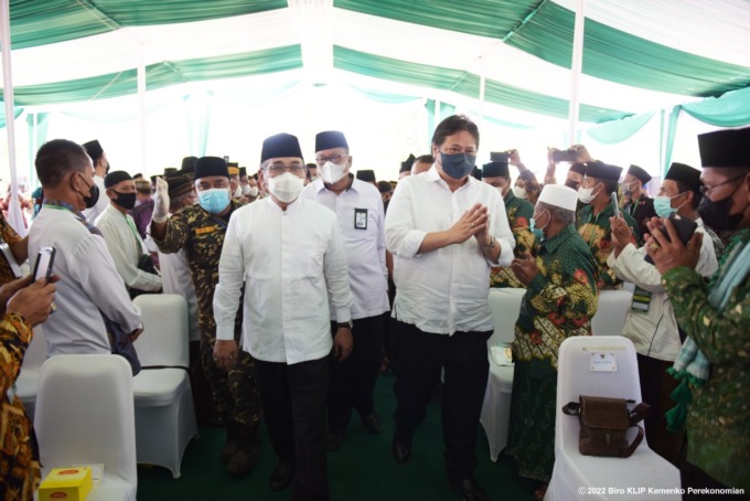 SINERGIS: Menko Bidang Perekonomian Airlangga Hartarto menyapa jamaah yang hadir memeringati Hari Lahir ke-96 NU di Desa Kencana Mulia, Kecamatan Rambang Kabupaten, Muara Enim, Sumatera Selatan, Jumat (4/03).