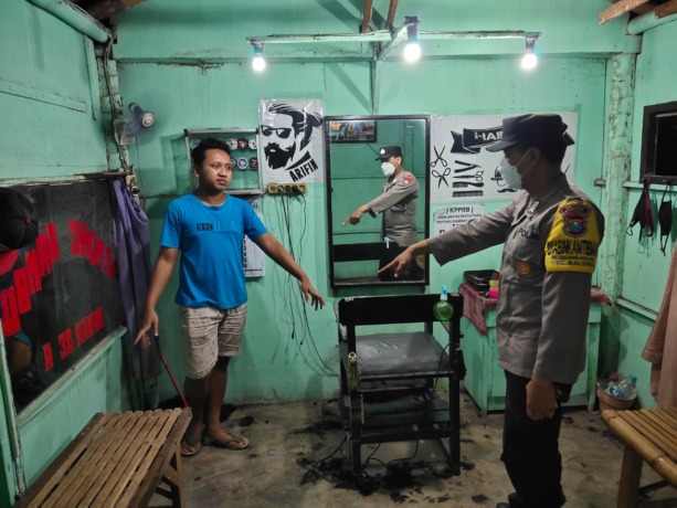 CEK TKP: Anggota Polsek Balung memeriksa lokasi pengeroyokan di tempat cukur atau barbershop Dusun Karang Anyar, Desa Balung Lor, Kecamatan Balung.